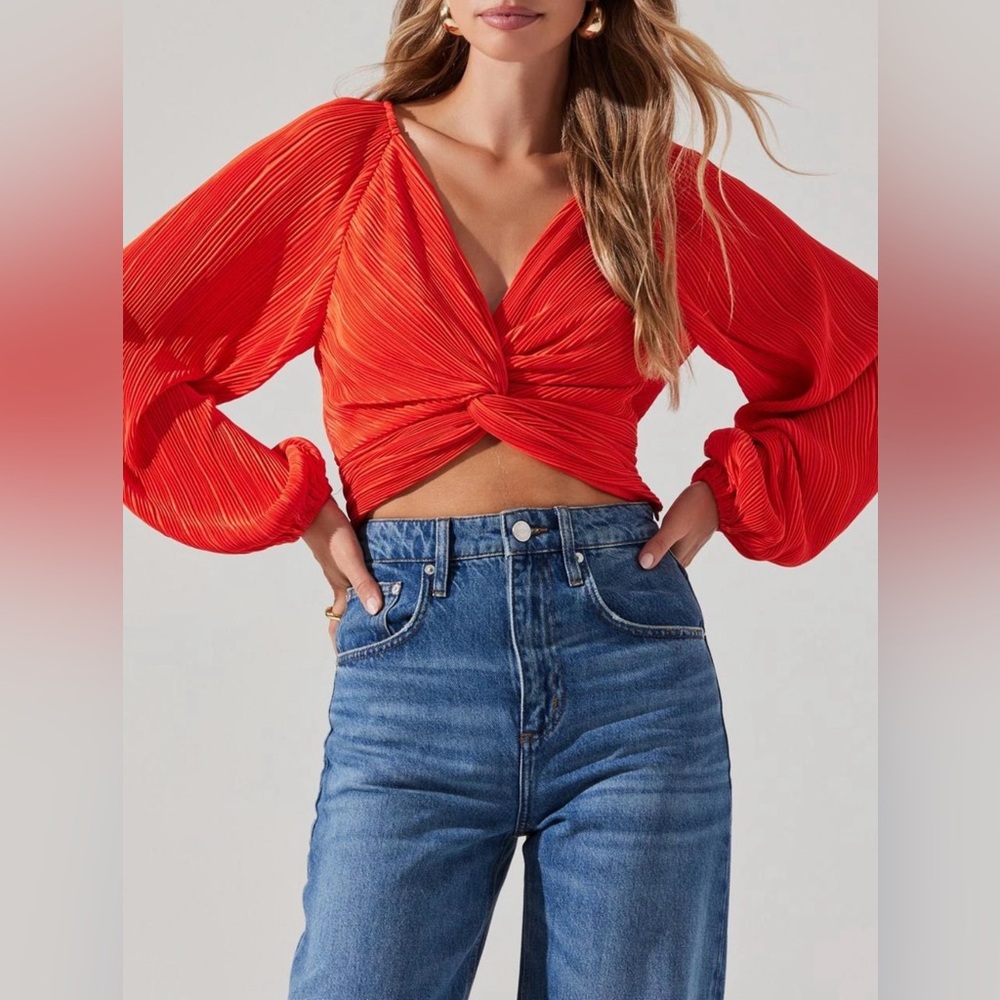 NWT ASTR The Label Long Sleeve Twist Front Plissé Crop Top Large Sexy‎ Flirty